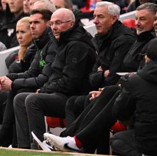 Ídolo do Liverpool é internado na UTI com suspeita de "supergripe"