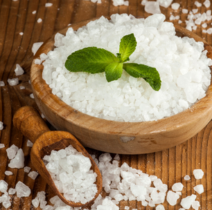 Descubra os efeitos dos frascos de sal na energia da sua casa, segundo o Feng Shui