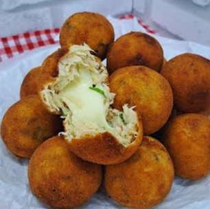 Bolinho de batata com frango e recheio de queijo: poucos ingredientes, fácil e delicioso