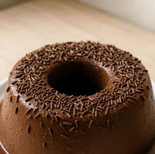 Brigadeirão sem forno e com 4 ingredientes: receita rápida que fica pronta em minutos