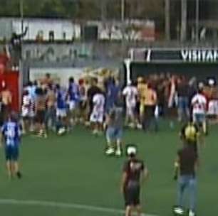 Ex-Corinthians e Botafogo é espancado em jogo no Paraná