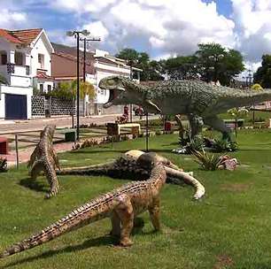 Cidade da Bahia atrai turistas e estudantes por seus dinossauros
