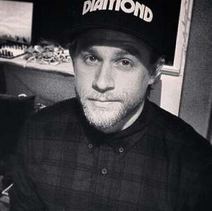 Quando o personagem ultrapassa o ator: o mergulho de Charlie Hunnam além do ambiente