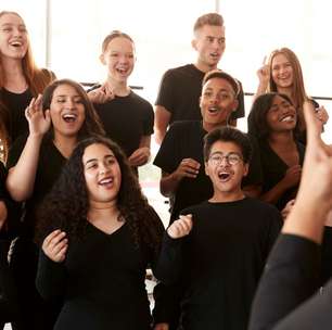 Cantar sozinho ou em grupo pode trazer benefícios para a saúde; veja quais