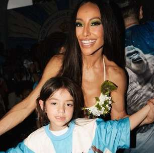 Sabrina Sato leva Zoe a ensaio no morro e usa look mínimo de crochê