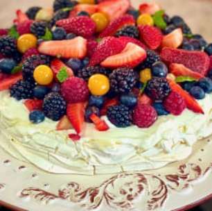 Sobremesa elegante: pavlova de suspiro e frutas