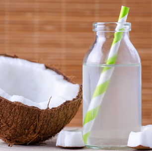 Água de coco: 10 benefícios e o boom da hidratação natural
