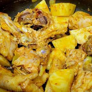 Frango cozido: feito sem adicionar água que fica super suculento e saboroso