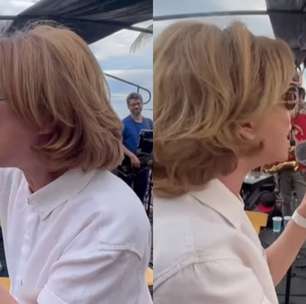 Fernanda Torres participa de manifestação no Rio e usa o filme 'Ainda Estou Aqui' em discurso