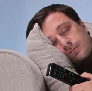 Dormir com a TV ligada é relaxante, mas pode causar prejuízos ao sono, diz especialista