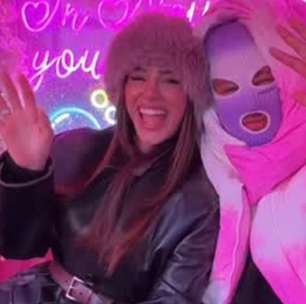 Bizarro! Neymar surge mascarado para passear com Biancardi