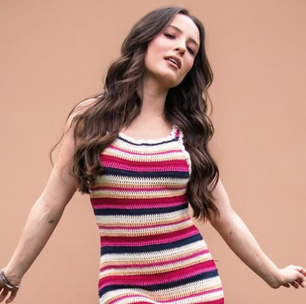 Larissa Manoela festeja carreira com crochê e chinelo de R$ 349,90
