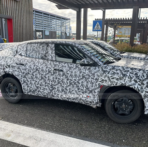Nova geração do Fiat Fastback mostra interior em novo flagra na Europa