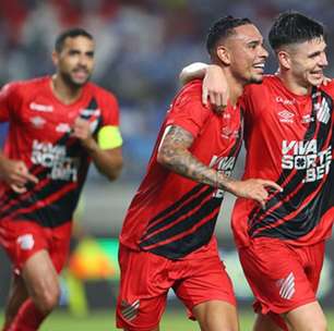 Artilheiro do Athletico-PR é alvo de times do Brasileirão e Odair avalia: "Conversas"