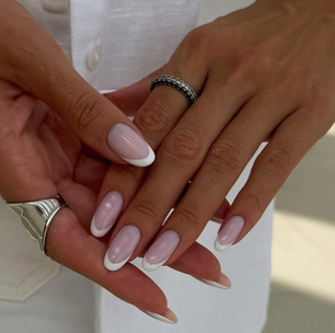 Cinco esmaltes com efeito rejuvenescedor que embelezam as mãos e disfarçam imperfeições neste verão