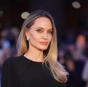 Angelina Jolie mostra cicatrizes de mastectomia para alertar mulheres sobre câncer de mama