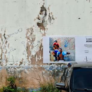 Como fotos em minidoors, jovens inovam em exposição no complexo da Maré