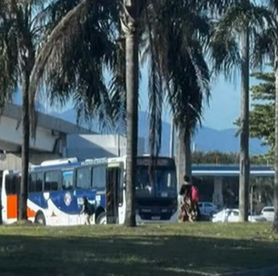 Bandidos fazem barricada com ônibus e bloqueiam único acesso ao Aeroporto do Galeão, no Rio