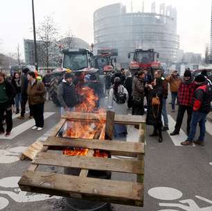 Produtores franceses bloqueiam estradas e protestam diante do Parlamento Europeu contra acordo UE-Mercosul
