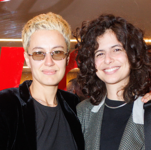 Casadas há 6 meses, filha de Debora Bloch faz raríssima aparição com a esposa cantora e semelhança com a mãe famosa rouba a cena