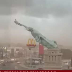 Estátua da Liberdade de Guaíba despenca com temporal e imagem impressiona; veja réplicas pelo mundo