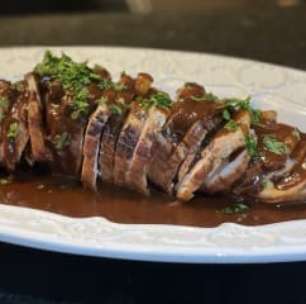 Lombo de porco assado ao vinho: receita especial e suculenta