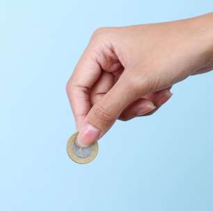 Simpatia da meia-noite com moedas para prosperidade