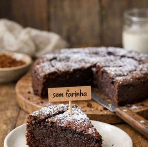 Bolo de chocolate sem farinha fica fofinho mesmo? Testamos a receita