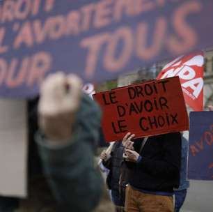 França aprova definitivamente lei que inocenta mulheres condenadas por abortar, mas não prevê indenização