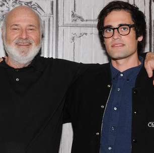 Filho de Rob Reiner comparece ao tribunal com vestimenta de prevenção ao suicídio; advogado se pronuncia