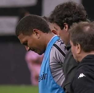 Mateus Carvalho lesiona joelho no aquecimento e deixa campo chorando