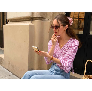 Os novos tênis New Balance na cor lilás são tão delicados que ofuscam as sandálias nos looks de verão