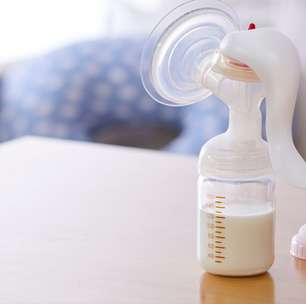 Dicas sobre amamentação e armazenamento de leite materno em viagens