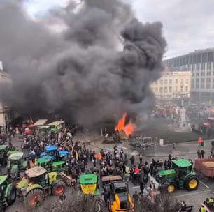Protesto contra acordo UE-Mercosul tem gás lacrimogêneo e pneus queimados em Bruxelas