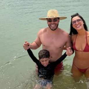 Murilo Huff curte praia com Gabriela Versinai e Leo e detalhe no look chama atenção