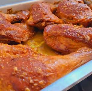 Frango assado na maionese: receita macia e suculenta para o seu almoço de Ano Novo em família.