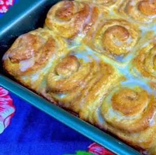 Rosquinha de canela: a receita deliciosa que não precisa sovar para o seu café da tarde.