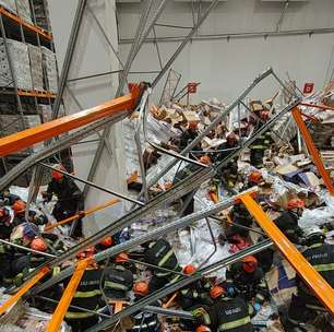 Vídeo: Homem é resgatado após toneladas de produtos congelados caírem sobre ele em atacadista