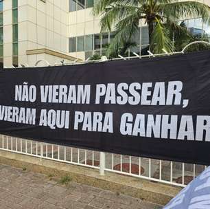 Torcida do Corinthians exibe faixas de cobrança ao elenco antes de decisão pela Copa do Brasil
