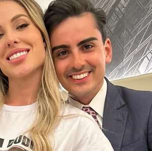 Dudu Camargo e Saory Cardoso trocam beijos ao vivo e afastam rumores de crise