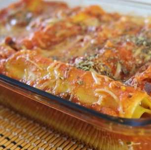 Caneloni com massa de lasanha: pronto em poucos minutos, o prato fácil com molho sugo para o seu almoço.