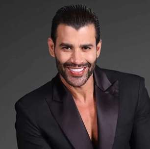 Gusttavo Lima emociona cantor Zé Elias ao presenteá-lo com um ônibus personalizado