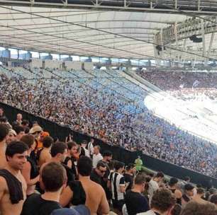 Corintianos "invadem" espaço destinado aos vascaínos no Maracanã