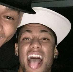 Neymar se joga na pista de dança com Léo Santana durante evento