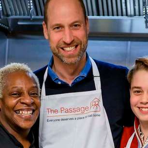 Príncipe William cozinha com George para ajudar pessoas sem-teto e relembra ida ao local com a mãe