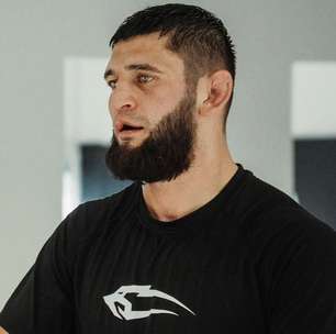VÍDEO: Campeão do UFC, Khamzat Chimaev perde pneu do carro no deserto