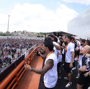 Corinthians comemora título em trio elétrico e provoca rivais