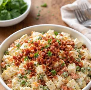 Salada de maionese de bacon fácil, cremosa e cheia de sabor