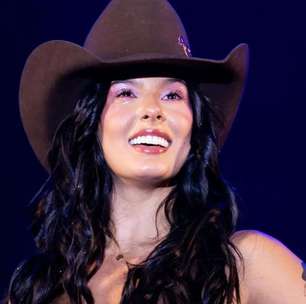 Ana Castela entrega chapéu que usou no começo da carreira em Aparecida