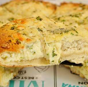 Lanchão de pão de alho impossível comer apenas um pedaço desse lanche recheado e saboroso